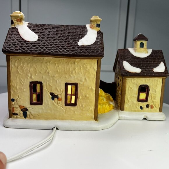 Santas Workbench Barnstable Livery Lighted Christmas Village Building - 1999 - Picture 10 of 11